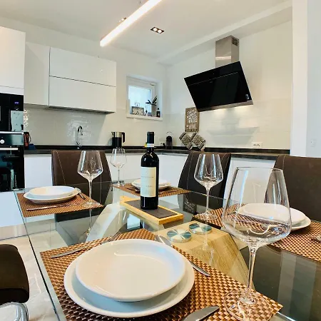 Holiday home Salvatorehomes - Luxury With Private Dream Garden & Bbq - Casa Palma - A 5 Star Luxury Collection At Garda